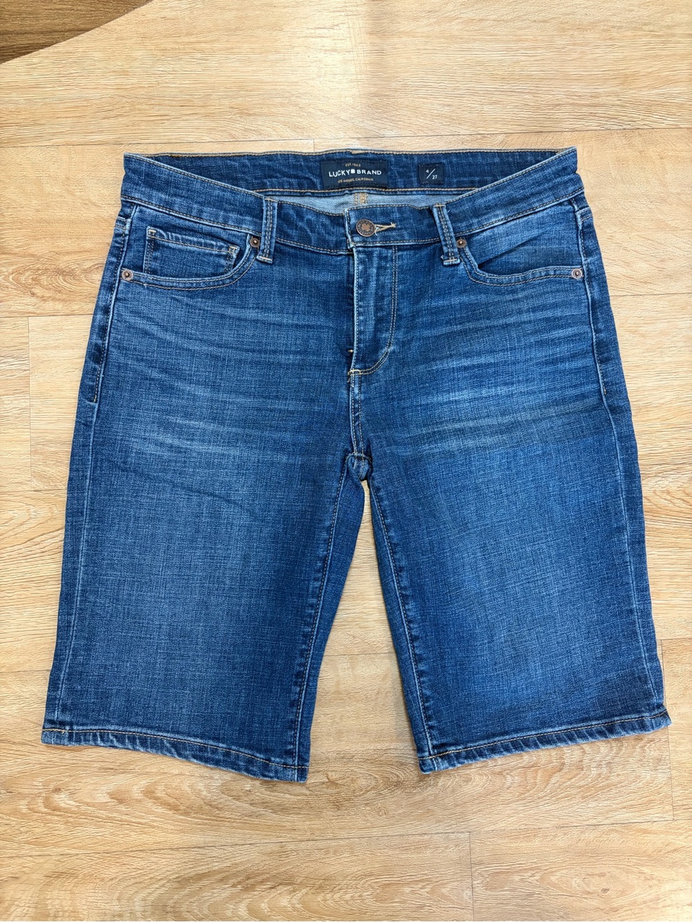 Lucky Brand Shorts Womens 4/27 Blue Denim The Bermuda Thigh Fade
Whisker